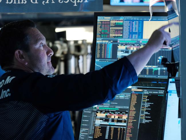 NEW YORK, NEW YORK - MAY 18: Traders work on the floor of the New York Stock Exchange (NYSE) on May 18, 2022 in New York City. The Dow Jones Industrial Average fell over 1000 points as markets continue their volatile trend.   Spencer Platt/Getty Images/AFP == FOR NEWSPAPERS, INTERNET, TELCOS & TELEVISION USE ONLY ==