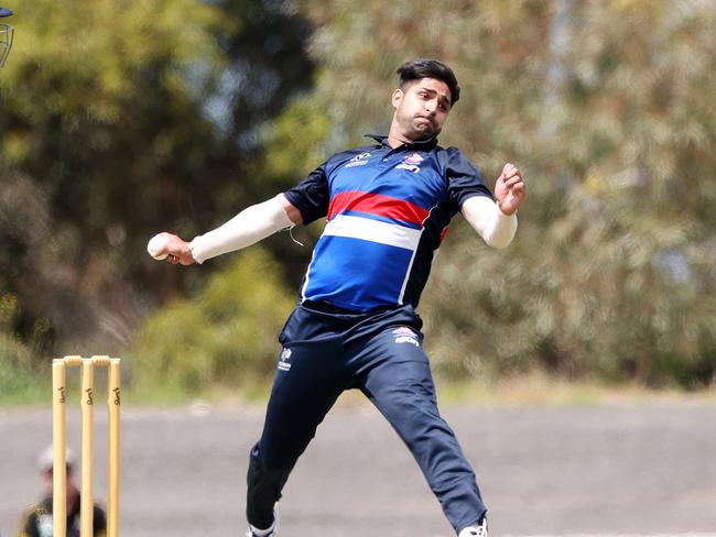 Victorian Premier Cricket: Greenvale v Footscray at Greenvale Reserve, 17 December 2022. FootscrayÃs Umair Butt bowling.Picture : George Salpigtidis