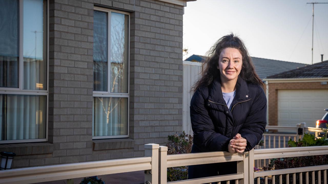 Geelong 和 Bendigo 的一些郊区已被披露为最受投资者欢迎的郊区。 Liz Hughes 刚刚在惠廷顿购买了她的第一套房子，因为它的价格点较低且具有增长潜力。 图片：杰克诺瓦科夫斯基
