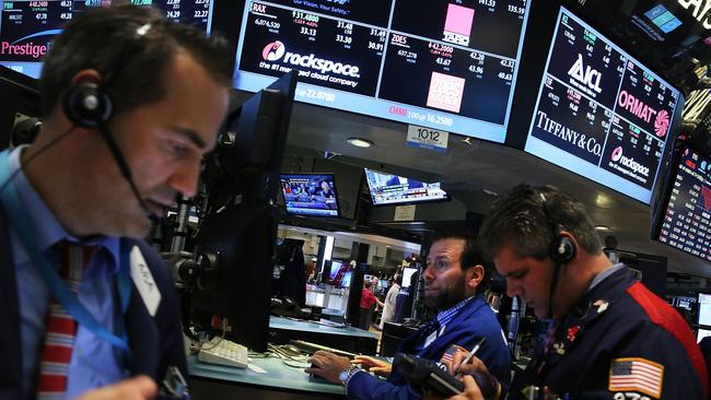 NEW YORK CITY, NY - AUGUST 06: Traders work on the floor of the New York Stock Exchange (NYSE) on August 06, 2015 in New York City. The Dow Jones industrial average fell 120 points today as Wall Street braces for Friday's employment report which will give a more solid indication of the timing of a rate hike by the Federal Reserve. Spencer platt/Getty Images/AFP == FOR NEWSPAPERS, INTERNET, TELCOS & TELEVISION USE ONLY ==