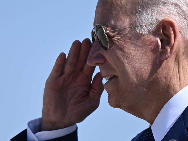 US President Joe Biden salutes while disembarking Air Force One at Joint Base Andrews in Maryland on August 29, 2022. - Biden is returning to the White House in Washington, DC, following a weekend in Wilmington, Delaware. (Photo by Brendan SMIALOWSKI / AFP)