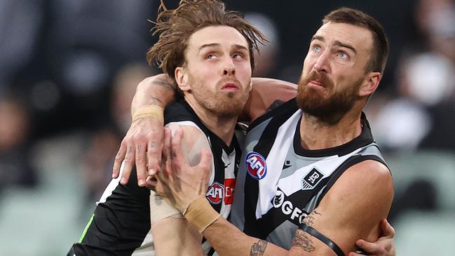 Collingwood’s Jordan Roughead wrestles with Charlie Dixon. Pic: Michael Klein