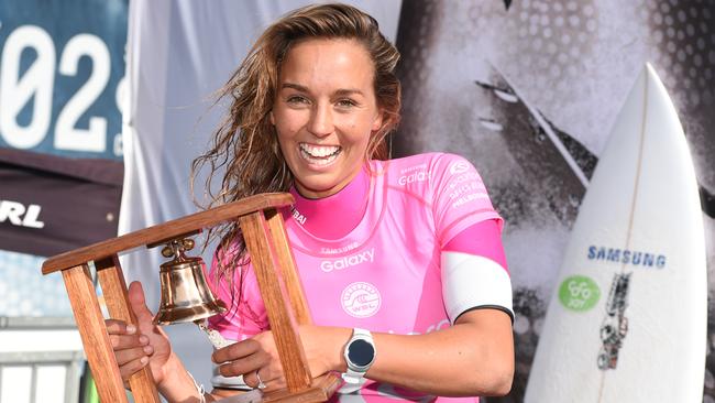 Sally Fitzgibbons with the runners-up trophy in 2016. 