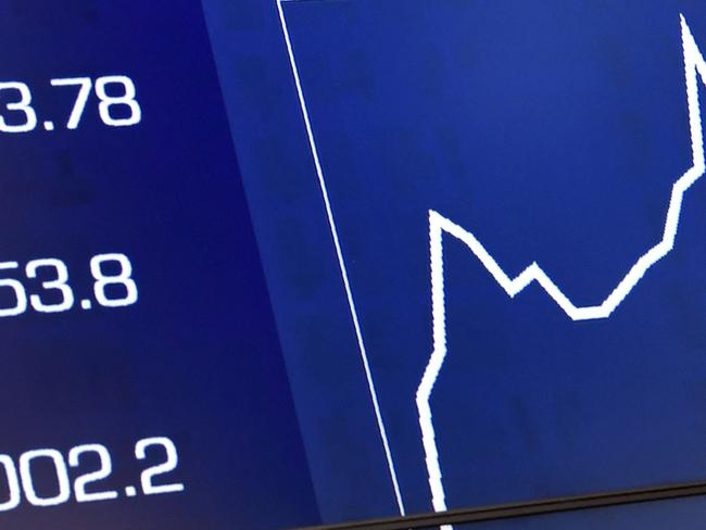 A board at the Australian Securities Exchamge (ASX) in Sydney on November 7, 2017, shows the Australian sharemarket breaking through above 6,000 for the first time since the financial crisis, pushing past a psychological barrier amid optimism about the global economy. The benchmark S&P/ASX 200 briefly passed 6,000 in trading in Sydney in mid-day trade, after failing to pass that level after several attempts in recent years. / AFP PHOTO / WILLIAM WEST