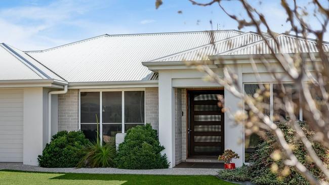 5 Blades Ct, Middle Ridge, is for sale.