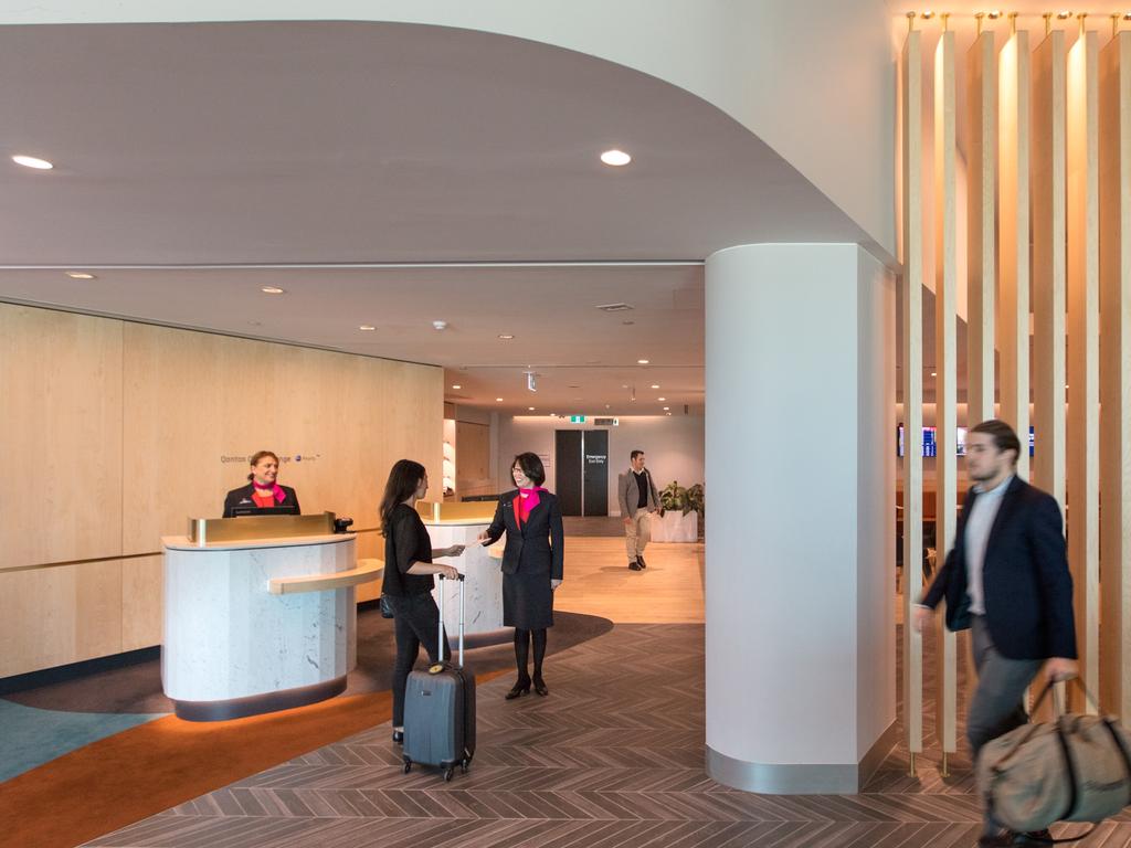 Comedian Dave Hughes gets candid about interaction at Qantas Lounge ...