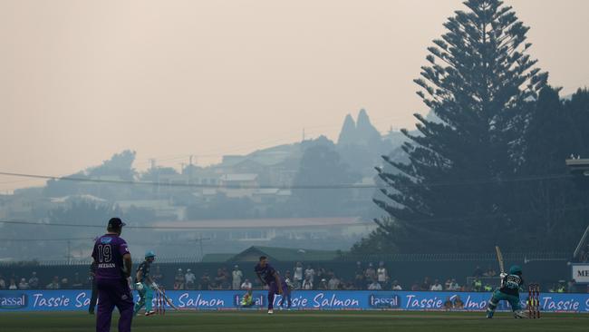 Smoke haze from fires around Hobart didn’t help visibility at Blundstone Arena. Picture: Getty Images 