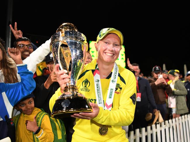 Alyssa Healy celebrates winning the Women's Cricket World Cup trophy in 2022. Picture: Getty