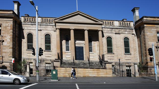 Sydney Grammar school is in College St, Sydney.