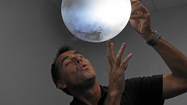 EXPERIMENTING: Ruben Meerman shows how oxygen liquefies after pouring liquid nitrogen over an inflated balloon. Picture: Mike Knott BUN270219RUB2