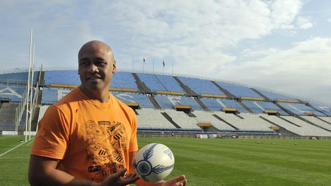 Rugby legend Jonah Lomu from New Zealand, former All Blacks winger and new player of Marseille Vitrolles rugby union club, holds a ball during the captain's run, an official training session of All Blacks at the Velodrome Stadium in Marseille on November 27, 2009. The All Blacks will face France at the Velodrome Stadium on November 28, 2009. AFP PHOTO GERARD JULIEN