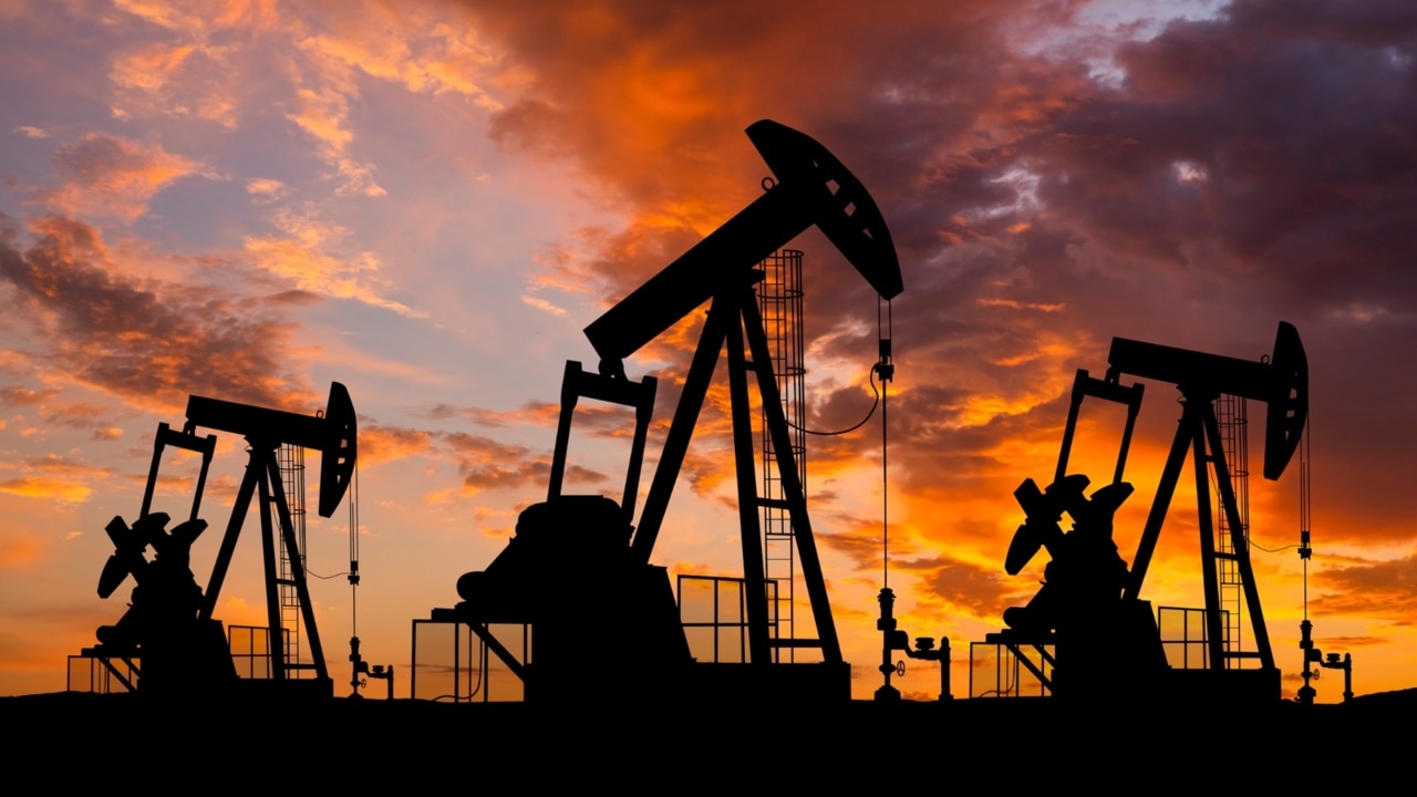 Oil prices continue to plummet amid demand concerns