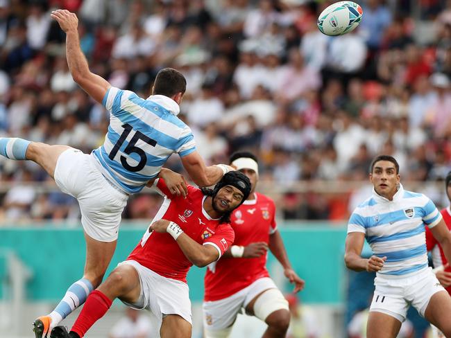 Emiliano Boffelli of Argentina (left) and Latiume Fosita of Tonga compete for the ball. Picture: Getty Images