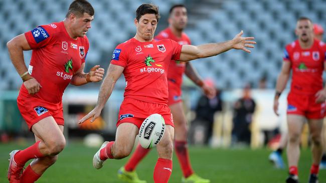 Ben Hunt tries to get the Dragons moving against the Warriors.