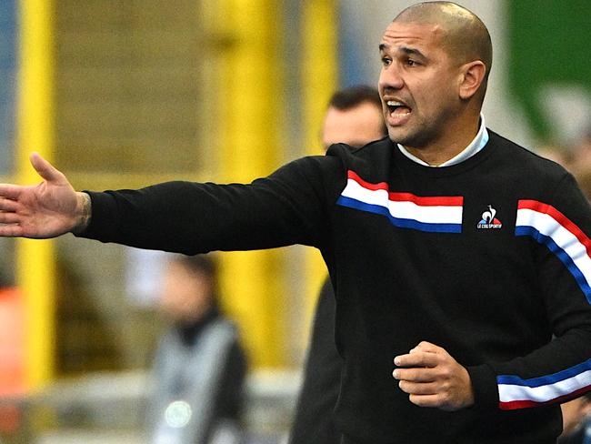 ES Troyes AC's Australian head coach Patrick Kisnorbo gestures during the French L1 football match between RC Strasbourg Alsace and ES Troyes AC at Stade de la Meinau in Strasbourg, eastern France on January 2, 2023. (Photo by SEBASTIEN BOZON / AFP)