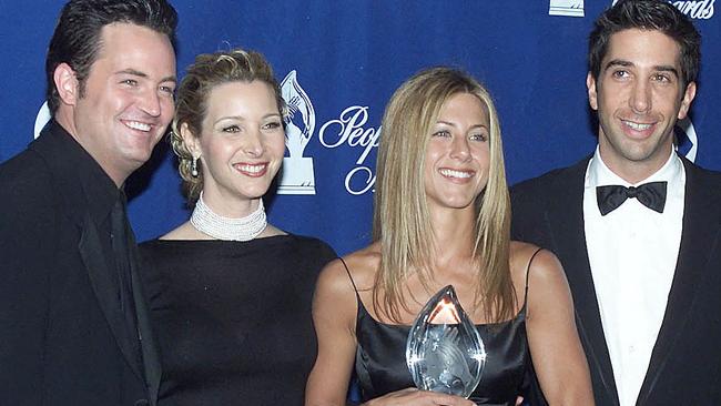 (FILES) The cast of the television comedy "Friends" (From L-R:) Matthew Perry, Lisa Kudrow, Jennifer Aniston, and David Schwimmer pose with their award at the 26th People's Choice Awards in Pasadena, CA 09 January 2000. The show won the Favorite Television Comedy Series Award. 'Friends' actor Matthew Perry dies aged 54 (Photo by LUCY NICHOLSON / AFP)