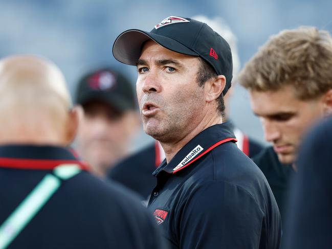 Brad Scott speaks to his charges during the huddle at GMHBA Stadium in Geelong. Picture: Michael Willson/AFL Photos via Getty Images/