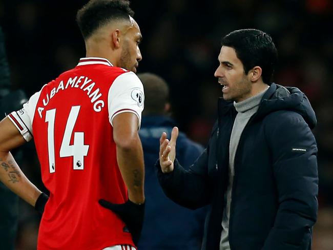 Arsenal's Spanish head coach Mikel Arteta (R) speaks with Arsenal's Gabonese striker Pierre-Emerick Aubameyang (L) during the English Premier League football match between Arsenal and Manchester United at the Emirates Stadium in London on January 1, 2020. (Photo by Ian KINGTON / IKIMAGES / AFP) / RESTRICTED TO EDITORIAL USE. No use with unauthorized audio, video, data, fixture lists, club/league logos or 'live' services. Online in-match use limited to 45 images, no video emulation. No use in betting, games or single club/league/player publications.