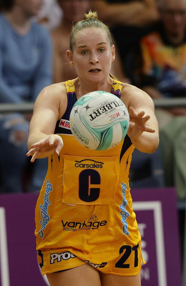 Lightning centre Maddie Hinchliffe passes the ball. Picture: Getty Images