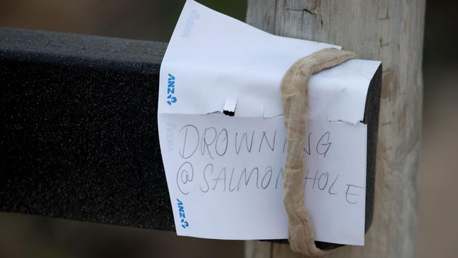 A note put up on the walkway at the entrance to Back Beach, 10km from Streaky Bay, after two women drowned at Salmon Hole. Picture: Brett Hartwig