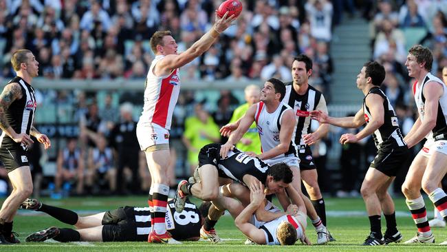 Brendon Goddard takes possession for St Kilda in the early stages of the Grand Final replay.