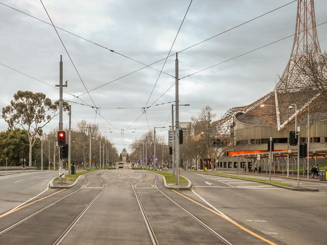 MELBOURNE, AUSTRALIA - AUGUST 17: An empty St Kilda Road near the Arts center is seen on August 17, 2021 in Melbourne, Australia. Lockdown restrictions have been extended for another two weeks across Melbourne as Victoria continues to record new cases of the highly infectious COVID-19 Delta variant. A curfew is also now in place from 9 pm to 5 am each night across the metropolitan area. The new restrictions will remain in place until 11.59 pm on Thursday, 2 September. (Photo by Asanka Ratnayake/Getty Images)