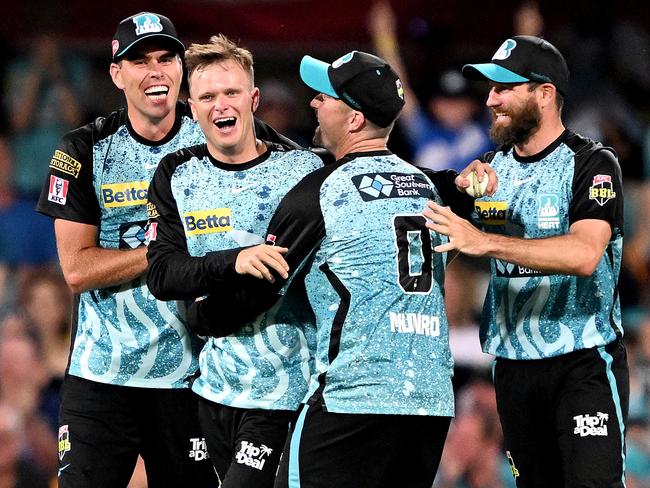 BRISBANE, AUSTRALIA - DECEMBER 27: Matthew Kuhnemann of the Heat celebrates with team mates after taking the wicket of Oliver Davies of the Thunder during the BBL match between the Brisbane Heat and Sydney Thunder at The Gabba, on December 27, 2023, in Brisbane, Australia. (Photo by Bradley Kanaris/Getty Images)