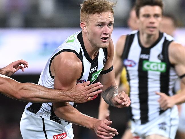 BRISBANE, AUSTRALIA - SEPTEMBER 04: Jaidyn Stephenson of the Magpies handballs whilst being tackled by Brandon Starcevich of the Lions during the round 15 AFL match between the Brisbane Lions and the Collingwood Magpies at The Gabba on September 04, 2020 in Brisbane, Australia. (Photo by Bradley Kanaris/Getty Images)