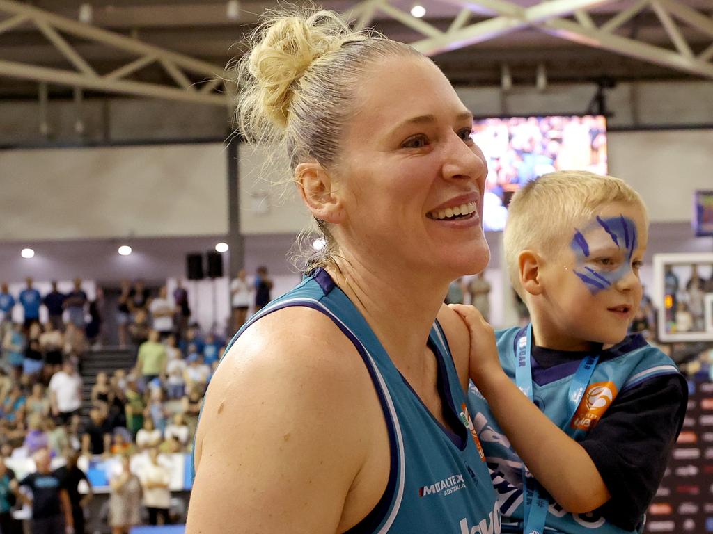 Lauren Jackson celebratse winning the WNBL Championship. Picture: Getty Images.