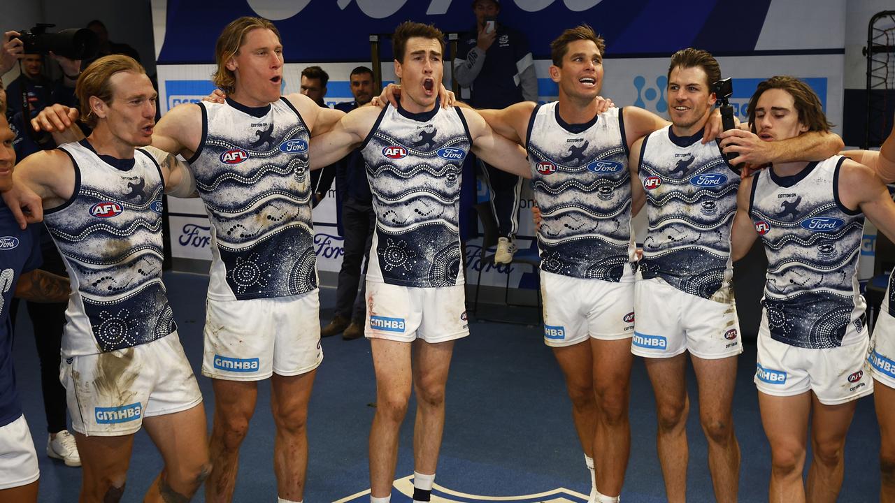om Stewart, Mark Blicavs, Jeremy Cameron, Tom Hawkins, Isaac Smith and Gryan Miers of the Cats sing the team song.