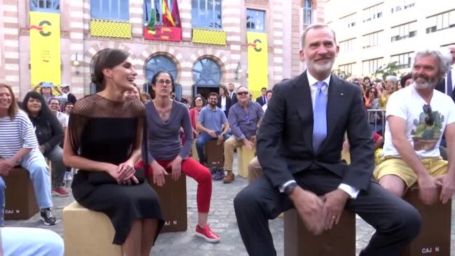 Spain’s King Felipe plays the flamenco box