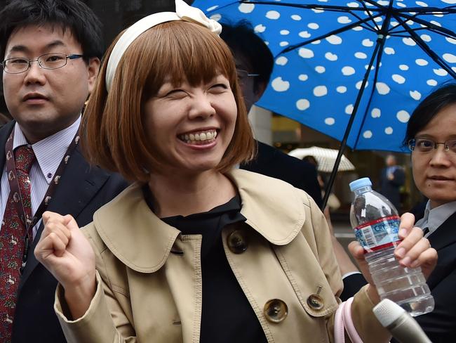 Japanese artist Megumi Igarashi smiles as she speaks to reporters in front of the Tokyo District Court on May 9, 2016. A Japanese artist who makes objects shaped like her vagina was convicted on May 9 after a high-profile obscenity trial, in a decision likely to reignite accusations of heavy-handed censorship. / AFP PHOTO / KAZUHIRO NOGI