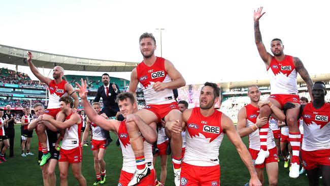 Retiring Sydney Swans players Jarrad McVeigh, Heath Grundy, Nick Smith, Kieren Jack are chaired off with 300-gamer Lance Franklin. Picture: Phil Hillyard.