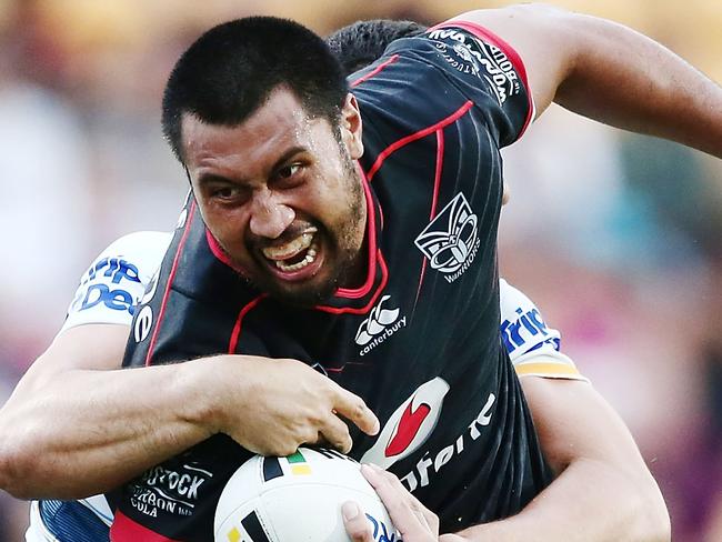 AUCKLAND, NEW ZEALAND - APRIL 02:  Ligi Sao of the Warriors is tackled during the round five NRL match between the New Zealand Warriors and the Gold Coast Titans at Mt Smart Stadium on April 2, 2017 in Auckland, New Zealand.  (Photo by Anthony Au-Yeung/Getty Images)