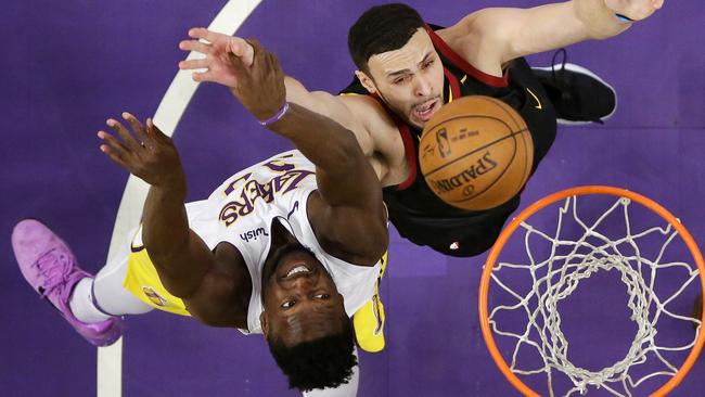 Los Angeles Lakers forward Julius Randle, left, and Cleveland Cavaliers forward Larry Nance Jr. reach for a rebound.