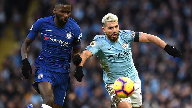 Chelsea's German defender Antonio Rudiger (L) vies with Manchester City's Argentinian striker Sergio Aguero as day when City underscored their premiership credentials (Photo by Oli SCARFF / AFP)