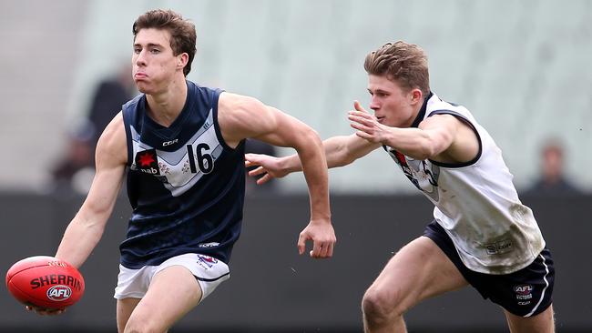 Vic Metro’s Noah Answerth looks to give by hand. Pic: Michael Klein