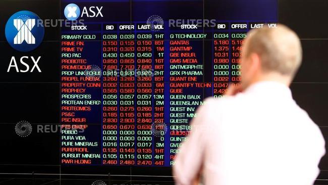 A man looks at the main board at the Australian Securities Exchange building in central Sydney, Australia, February 6, 2018. REUTERS/Daniel Munoz - RC1D0D32F980