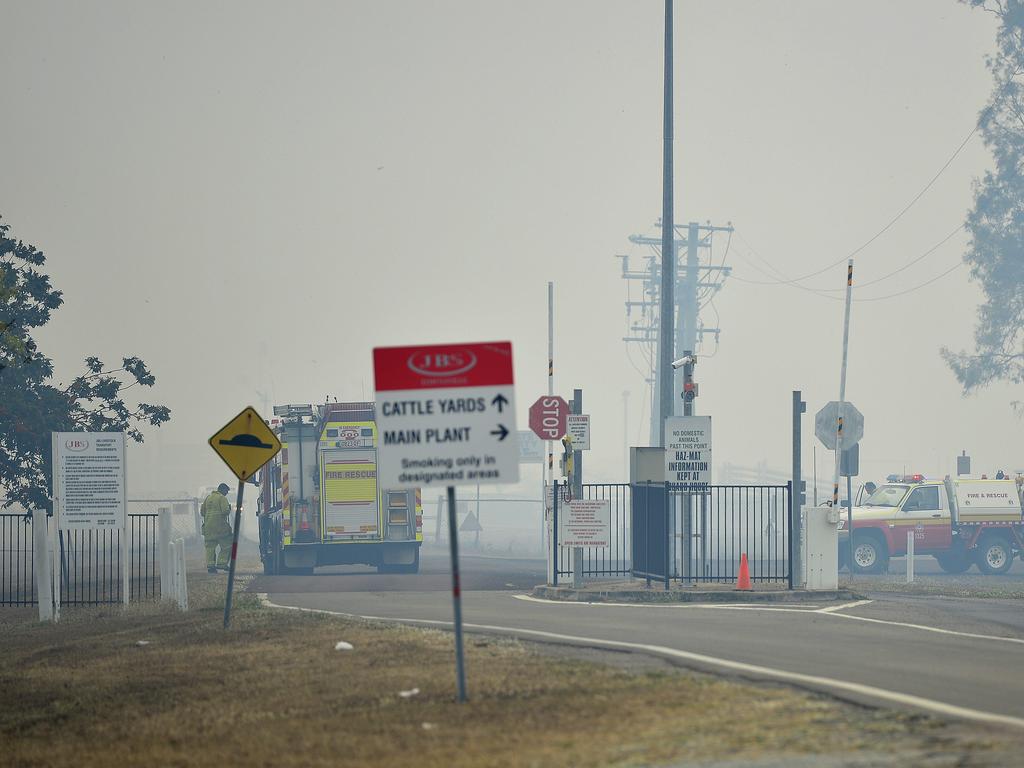 A fire burning south of Townsville has masked the Bruce Highway in smoke. The vegetation fire started near the JBS Meatworks at Stuart. PICTURE: MATT TAYLOR.