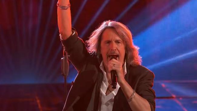Foreigner lead singer Kelly Hansen revealed departure from the band on The Voice US season finale on Tuesday night.