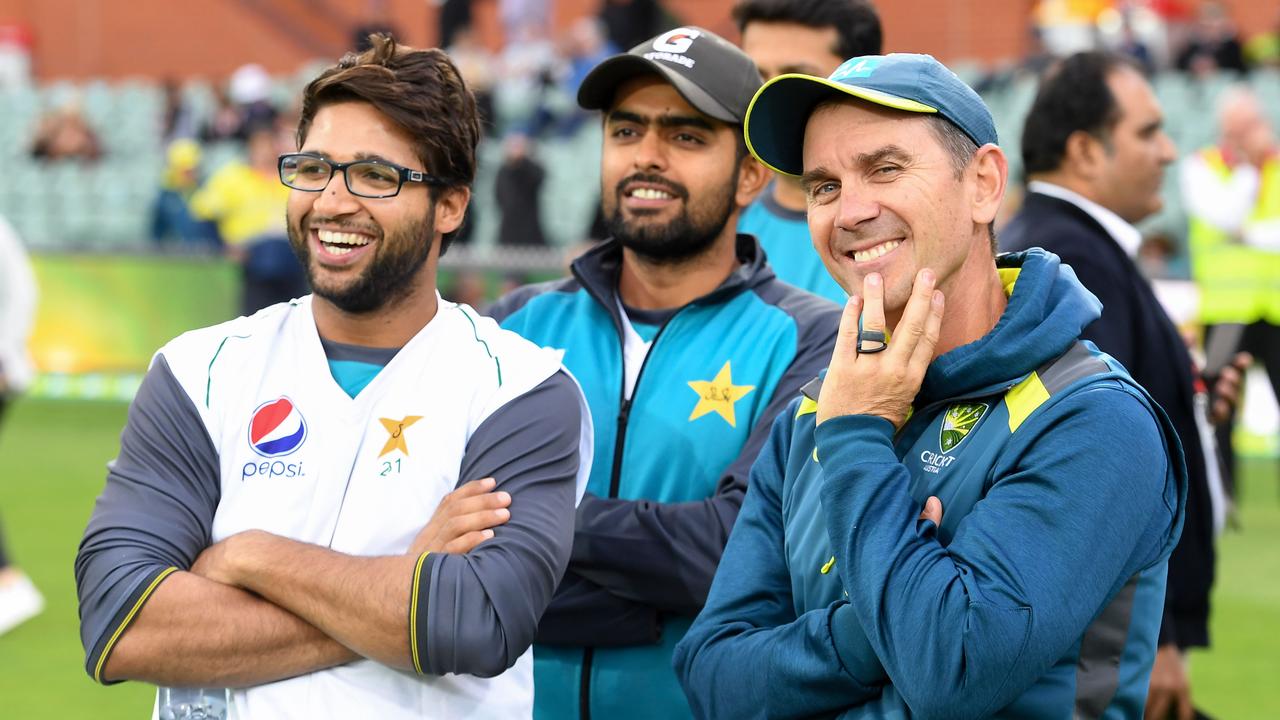 Pelatih tim kriket Australia Justin Langer bersama pemain Pakistan Imam-ul-Haq dan Babar Azam pada Desember 2019. Gambar: William West