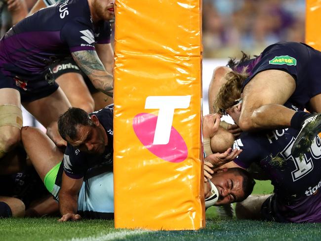 Fifita scoring the match-winner during the 2016 grand final.