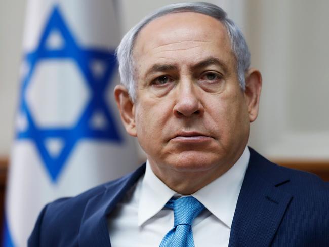 Israeli Prime Minister Benjamin Netanyahu attends a cabinet meeting at the Prime Minister's office in Jerusalem on February 11, 2018. / AFP PHOTO / POOL / RONEN ZVULUN