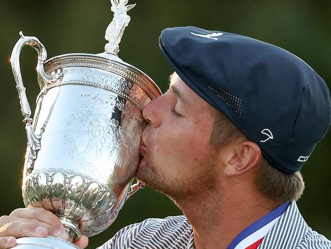 MAMARONECK, NEW YORK - SEPTEMBER 20: Bryson DeChambeau of the United States kisses the championship trophy in celebration after winning the 120th U.S. Open Championship on September 20, 2020 at Winged Foot Golf Club in Mamaroneck, New York.   Gregory Shamus/Getty Images/AFP == FOR NEWSPAPERS, INTERNET, TELCOS & TELEVISION USE ONLY ==