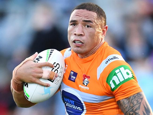 BRISBANE, AUSTRALIA - AUGUST 15:  Tyson Frizell of the Knights runs the ball during the round 22 NRL match between the Cronulla Sharks and the Newcastle Knights at Moreton Daily Stadium, on August 15, 2021, in Brisbane, Australia. (Photo by Albert Perez/Getty Images)