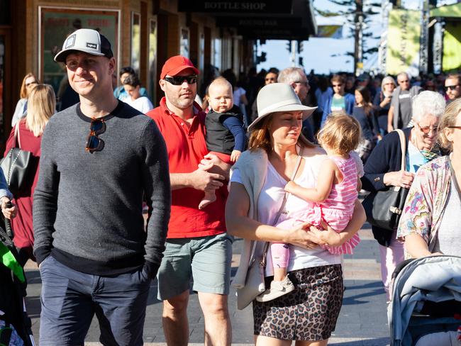 Fans at the 2018 Manly Jazz festival. (AAP Image/Jordan Shields)