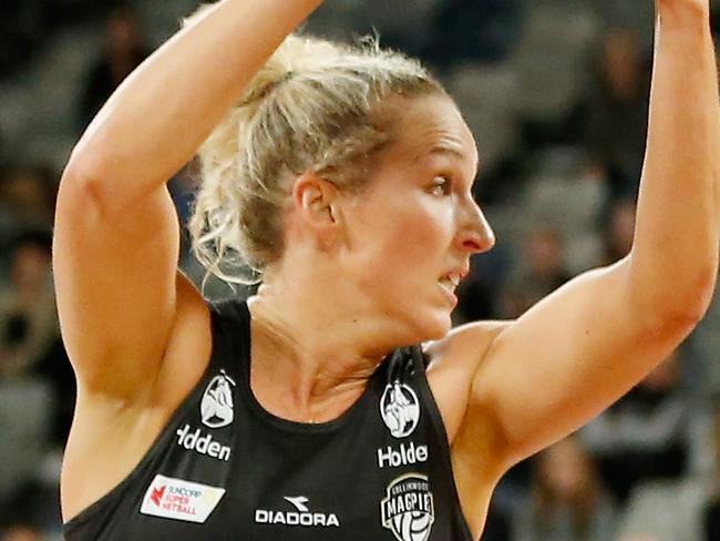 MELBOURNE, AUSTRALIA - JULY 21:  Erin Bell of the Magpies gathers the ball during the round 12 Super Netball match between the Magpies and the Swifts at Hisense Arena on July 21, 2018 in Melbourne, Australia.  (Photo by Darrian Traynor/Getty Images)