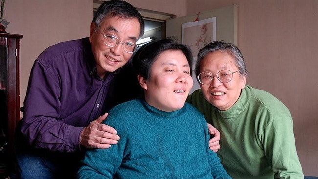 Thallium poisoning victim Zhu Ling, who passed away in December almost three decades after she was first poisoned. Pictured in 2013 with her parents. Picture: Supplied.