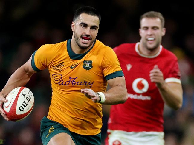 CARDIFF, WALES - NOVEMBER 17: Tom Wright of Australia breaks with the ball as he runs in to score his team's eighth try and his hat-trick try during the Autumn Nations Series 2024 match between Wales and Australia at the Principality Stadium on November 17, 2024 in Cardiff, Wales. (Photo by David Rogers/Getty Images)