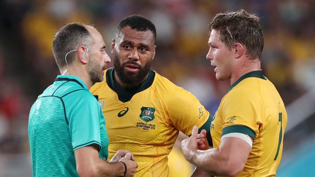 CHOFU, JAPAN - SEPTEMBER 29: Referee Romain Poite speaks with Samu Kerevi and Michael Hooper of Australia during the Rugby World Cup 2019 Group D game between Australia and Wales at Tokyo Stadium on September 29, 2019 in Chofu, Tokyo, Japan. (Photo by Dan Mullan/Getty Images)